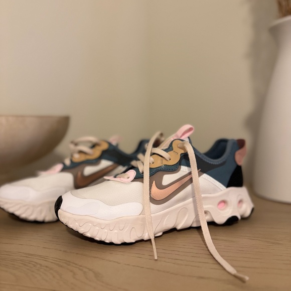 REVOVLE NIKE REACT ART3MIS RTL SNEAKER - Picture 2 of 11
